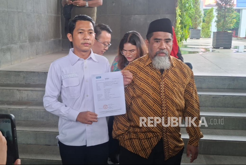 Ketua Rabithah Maahid Islamiyah Nahdlatul Ulama (RMI NU) Jakarta KH Rakhmad Zailani Kiki dan Wakil Sekretaris RMI NU Jakarta Wafa Riansyah di Kementerian Perdagangan, Jakarta, Kamis (18/9/2025). Mereka mendorong Kemendag setop impor nampan MBG non halal dari China. 