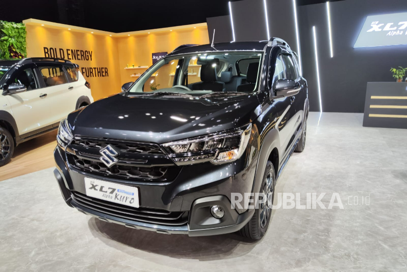 Suzuki New XL7 Hybrid Alpha Kuro.