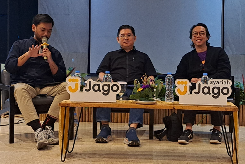 Head of Customer Research and Experience Bank Jago Devaas Sulistiyaji (kiri), Head of Treasury and Financial Institution Bank Jago?Yoyo Cahyadi (tengah), dan Head of Sharia Business Bank Jago Waasi Sumintardja dalam acara Forum Jurnalis Jago di Bandung, Jawa Barat.