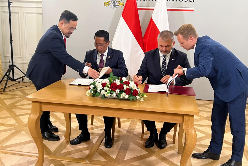 perjanjian Bantuan Timbal BalikMenteri Hukum RI Supratman Andi Agtas dan Menteri Kehakiman Polandia Waldemar Zurek meneken kerja sama di kantor Kementerian Kehakiman Polandia, pada Jumat 19 September 2025.