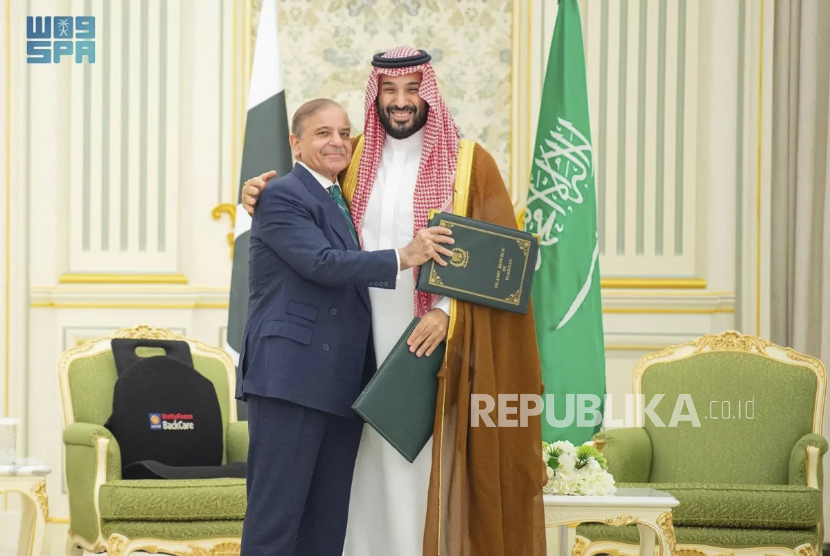 Perdana Menteri Pakistan Shehbaz Sharif  memeluk Putra Mahkota Saudi Muhammad bin Salman selepas meneken kerja sama pertahanan di Riyadh, Rabu (17/9/2025.