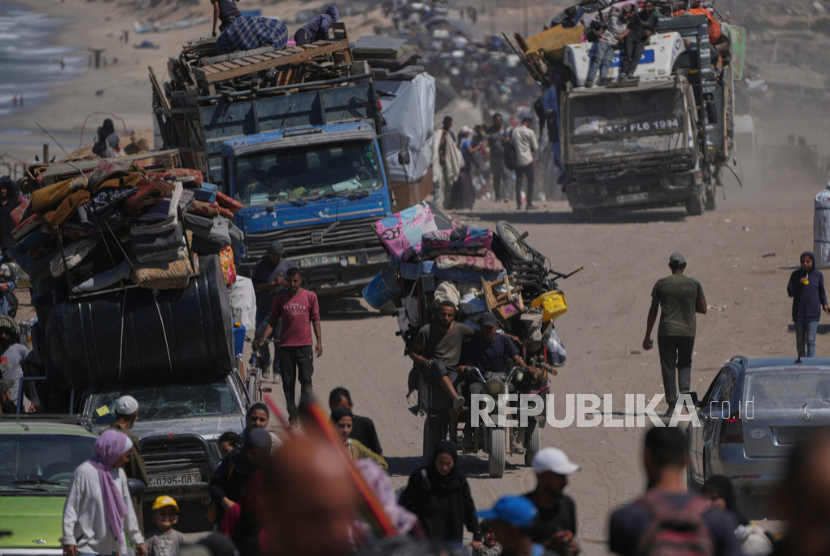 Penduduk melarikan diri dari Jalur Gaza utara yang dibombardir Israel di sepanjang jalan pantai, dekat Wadi Gaza, Sabtu, 20 September 2025.