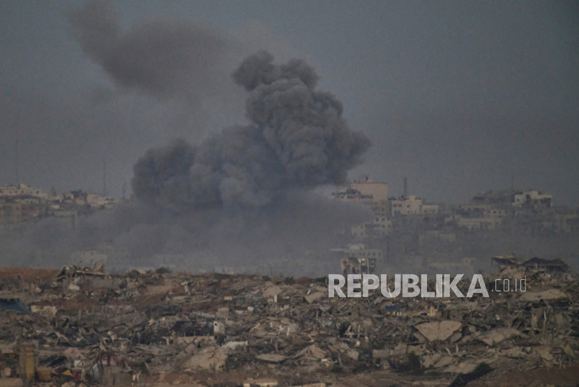 Asap membubung ke langit menyusul serangan militer Israel di Jalur Gaza utara, terlihat dari Israel selatan, Sabtu, 20 September 2025.