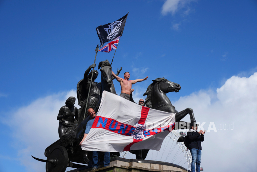 Kelompok sayap kanan Inggris berdemonstrasi menentang Imigran dan Muslim selama pawai dan unjuk rasa Unite the Kingdom di London, Sabtu 13 September 2025.