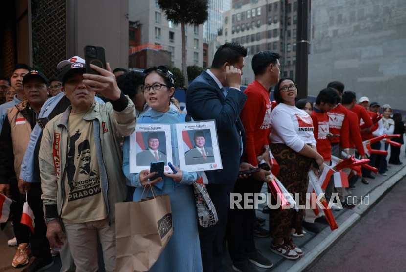 Para diaspora menyambut kedatangan Presiden RI Jenderal (Purn) Prabowo Subianto di depan hotel New York, Amerika Serikat (AS), Sabtu (20/9/2025) sekitar pukul 18.45 waktu setempat.