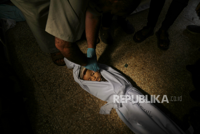 Jenazah anak berusia 2 tahun, Malek Al-Zaqzouq, yang syahid dalam serangan militer Israel, sebelum pemakamannya di Rumah Sakit Al-Aqsa di Deir al-Balah, di Jalur Gaza tengah, Senin, 22 September 2025. 