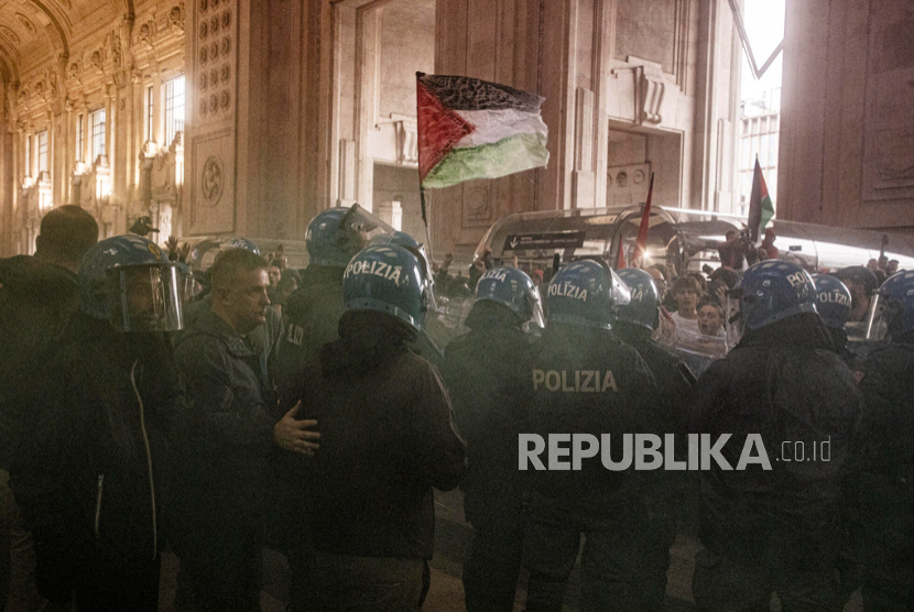 Para pengunjuk rasa bentrok dengan polisi di sela protes nasional dan pemogokan umum menentang perang di Gaza, di Milan, Italia Senin, 22 September 2025.