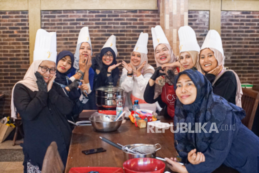 Pelatihan keterampilan membuat bolu dan pizza di Kedai Selasih.