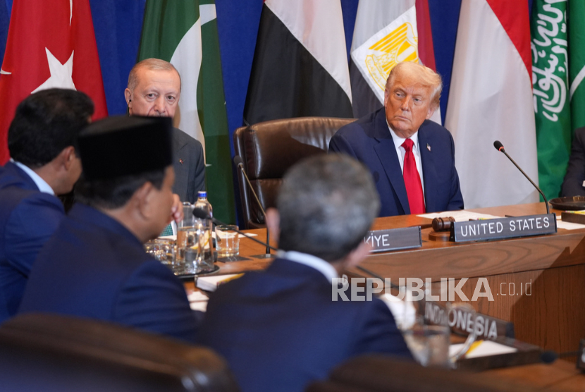 Presiden Turki Erdogan duduk mendampingi Presiden Amerika Donald Trump dalam pembicaraan mengenai perdamaian Palestina dan Israel.