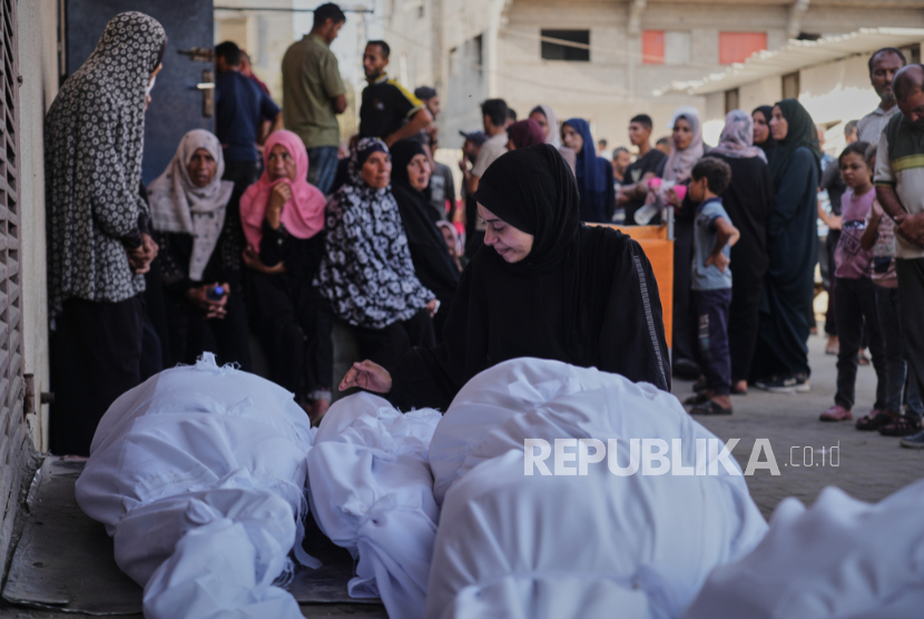 Warga Palestina berduka saat pemakaman syuhada korban serangan Israel, di luar Rumah Sakit Al-Aqsa di Deir al-Balah, Jalur Gaza tengah, Rabu, 24 September 2025.
