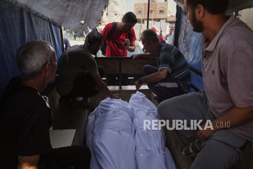 Warga Palestina berduka saat pemakaman syuhada korban serangan Israel, di luar Rumah Sakit Al-Aqsa di Deir al-Balah, Jalur Gaza tengah, Rabu, 24 September 2025.