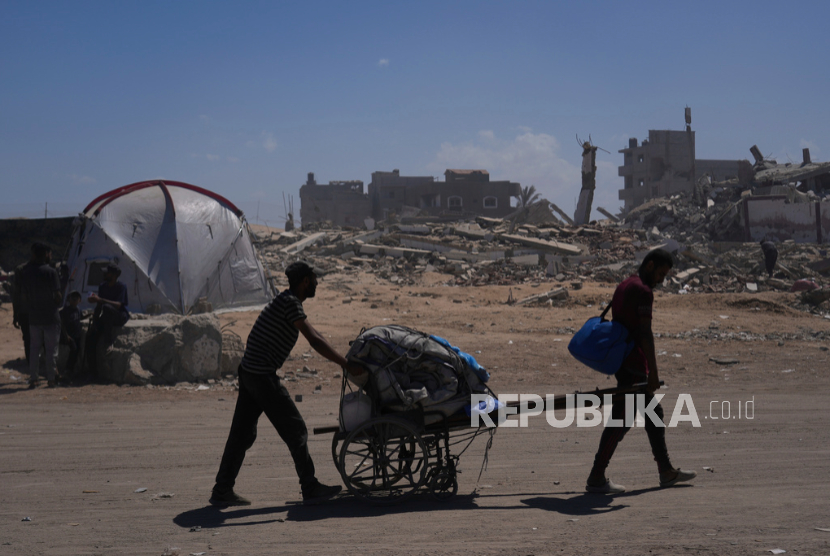 Pengungsi Palestina meninggalkan Jalur Gaza utara sambil berjalan membawa barang-barang mereka di sepanjang jalan pantai, dekat Wadi Gaza, Rabu, 24 September 2025. 