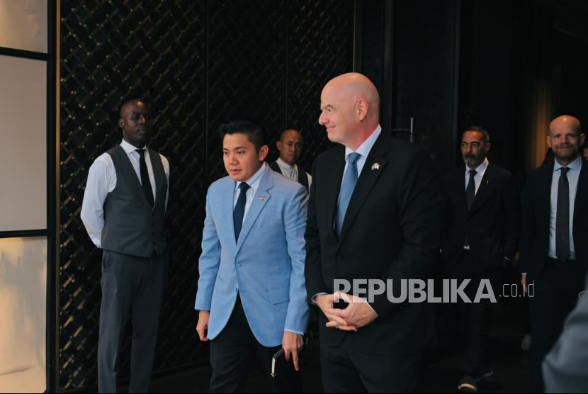 Sekretaris Kabinet (Seskab) Teddy Indra Wijaya (kiri) bersama Presiden FIFA Gianni Infantino.