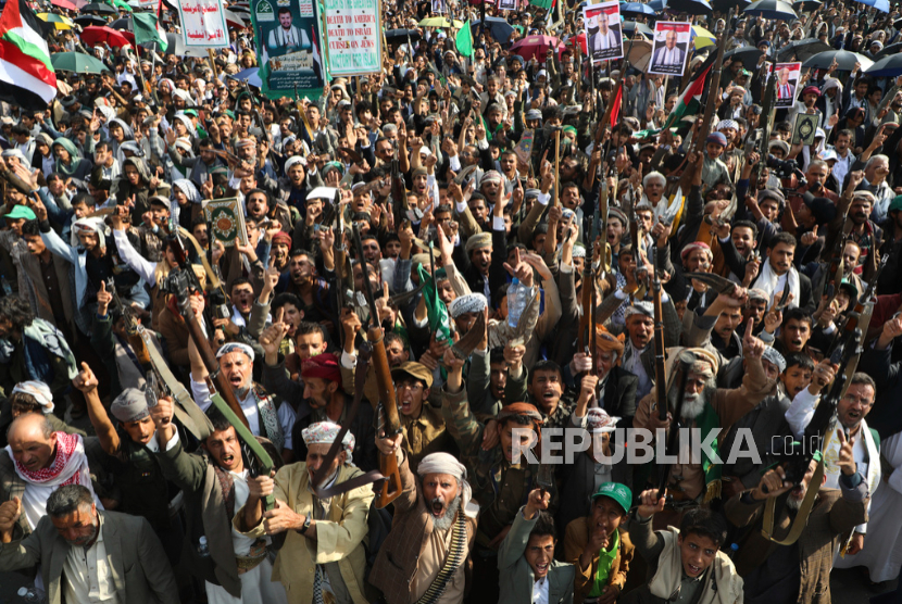 Pendukung Houthi meneriakkan slogan-slogan selama unjuk rasa mingguan anti-Israel di Sanaa, Yaman, Jumat, 12 September 2025. 