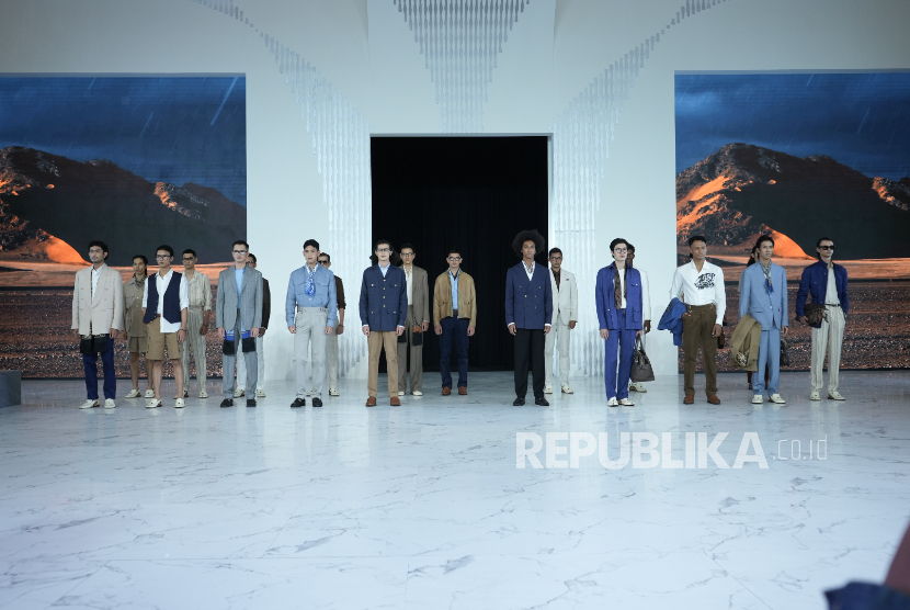 Laxmi Tailors, salah satu rumah mode bespoke di Indonesia, merayakan perjalanan 77 tahunnya dengan meluncurkan koleksi terbaru bertajuk Desert Rain pada ajang bergengsi Fashion Nation 2025. 