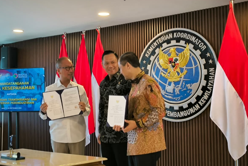 Penandatanganan nota kesepahaman antara Kementerian Transmigrasi dan Kemtenterian Perindustrian di Kantor Kementerian Koordinator Bidang Infrastruktur dan Pembangunan Kewilayahan, di Jakarta, Jumat (26/9/2025).