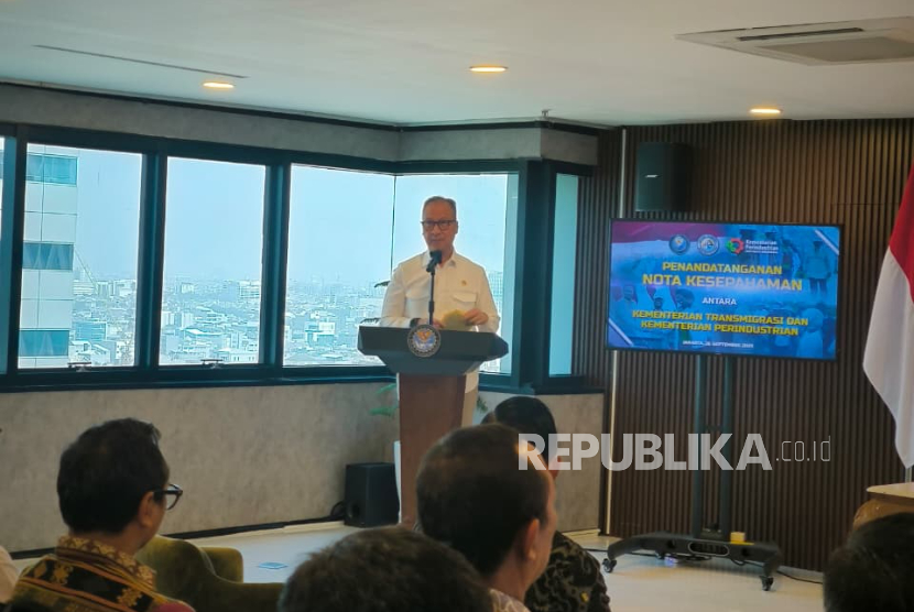 Menteri Perindustrian Agus Gumiwang Kartasasmita memberikan sambutan sebelum penandatanganan nota kesepahaman dengan Kementerian Transmigrasi di Kantor Kementerian Koordinator Bidang Infrastruktur dan Pembangunan Kewilayahan, Jakarta, Jumat (26/9/2025).