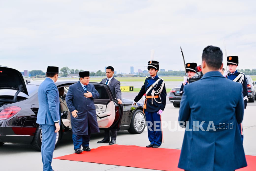 Presiden RI Jenderal (Purn) Prabowo Subianto di Bandara Internasional Schipol, Amsterdam, Belanda, Jumat (26/9/2025).