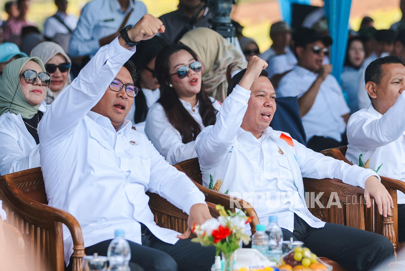 Ketua DPD RI Sultan Baktiar Najamudin memimpin launching program Senator Peduli Ketahanan Pangan di Desa Talang Aling Kabupaten Bengkulu Tengah, Provinsi Bengkulu, Sabtu (27/9/25).