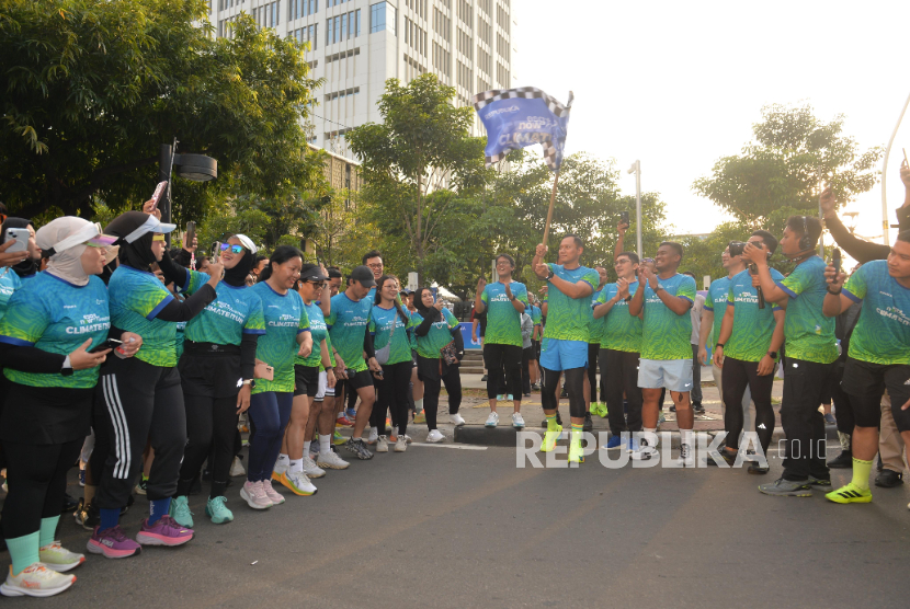 Menko Bidang Infrastruktur dan Pembangunan Kewilayahan Agus Harimurti Yudhoyono melepas peserta Republika Climate Run, Jalan Thamrin, Jakarta Pusat, Ahad (28/9/2025).