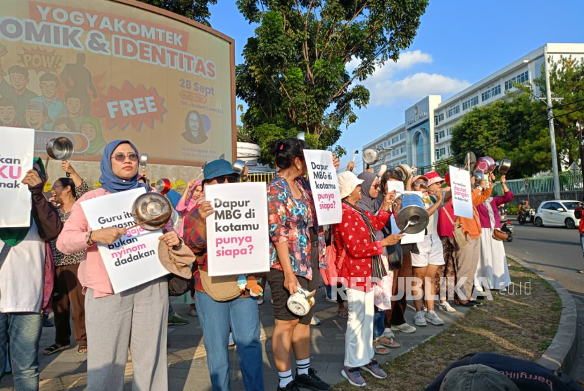 Ibu-ibu membawa panci menggelar aksi meminta pemerintah menghentikan program MBG di Bundaran UGM, Provinsi Daerah Itsimewa Yogyakarta (DIY), Jumat (26/9/2025).