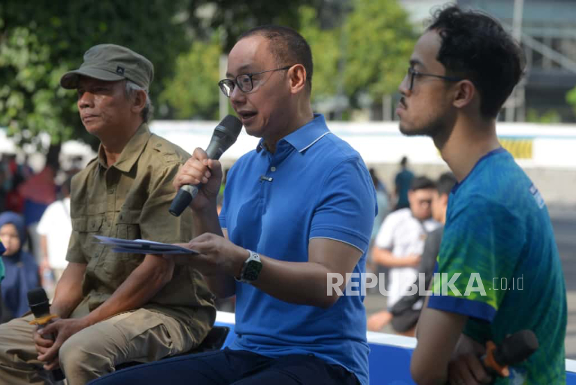 Wakil Ketua MPR RI Eddy Soeparno (tengah) dan Founder IWW Neil Andika (kanan) dalam diskusi ESGnow Movement Climate Talk Republika, di Sarinah, Jalan MH Thamrin, Jakarta Pusat, Ahad (28/9/2025).