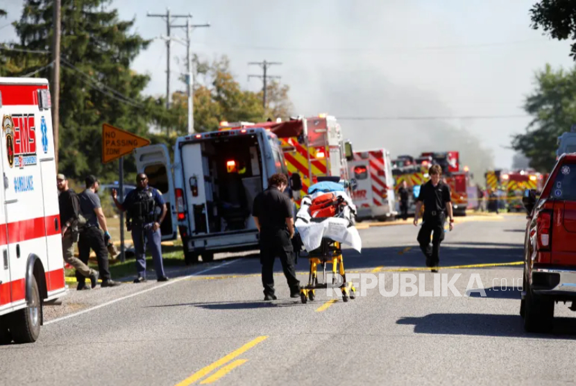 Petugas darurat bekerja di lokasi penembakan di Kapel Church of Jesus Christ of Latter-day Saints di Grand Blanc, Michigan, AS, pada 28 September 2025.