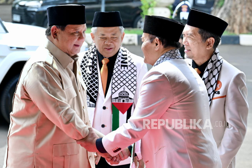 Presiden Prabowo Subianto menghadiri Munas Ke-6 Partai Keadilan Sejahtera (PKS) di The Sultan Hotel & Residence, Jakarta, Senin (29/9/2025).