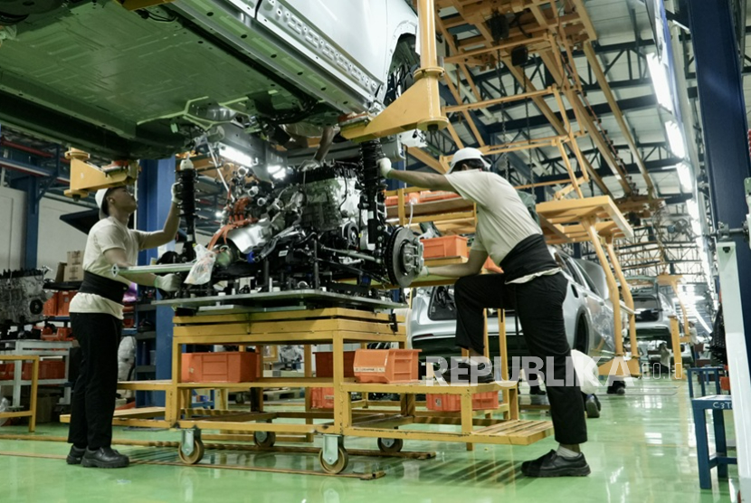 Perakitan mobil Geely di PT Handal Indonesia Motor (HIM) di Purwakarta, Jawa Barat.