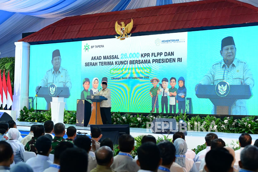 Presiden RI Jenderal (Purn) Prabowo Subianto menyaksikan seremoni akad massal 26 ribu unit kredit pemilikan rumah (KPR) melalui skema fasilitas likuiditas pembiayaan perumahan (FLPP) di Cileungsi, Kabupaten Bogor, Jawa Barat pada Senin (29/9/2025) sore WIB.