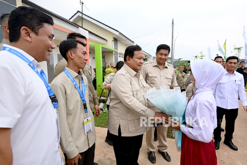 Presiden RI Jenderal (Purn) Prabowo Subianto menyaksikan seremoni akad massal 26 ribu unit kredit pemilikan rumah (KPR) melalui skema fasilitas likuiditas pembiayaan perumahan (FLPP) di Perumahan Pesona Kahuripan 10, Cileungsi, Kabupaten Bogor, Jawa Barat pada Senin (29/9/2025) sore WIB.