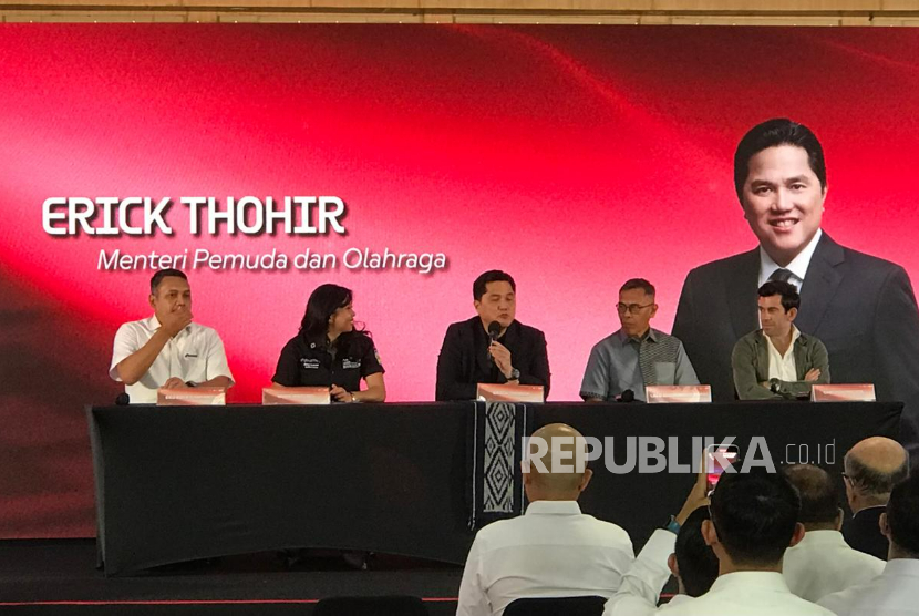Menpora Erick Thohir (tengah) berbicara dalam konferensi pers MotoGP Indonesia di Jakarta, Senin (29/9/2025).