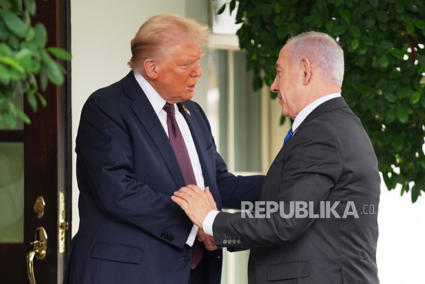 Presiden Donald Trump berbicara setelah konferensi pers dengan Perdana Menteri Israel Benjamin Netanyahu, di  Gedung Putih, Senin, 29 September 2025, di Washington. 