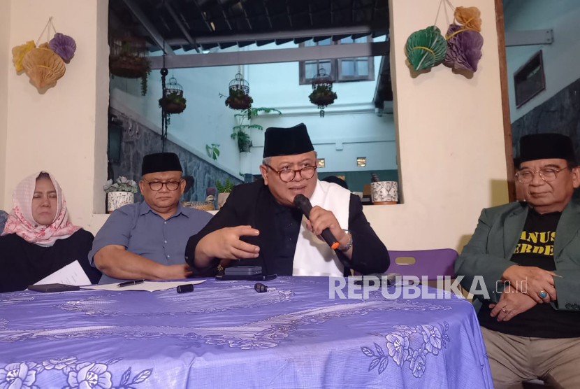 Calon ketua umum PPP Husnan Bey Fananie menggelar konferensi pers di kawasan Cilandak, Jakarta Selatan, Selasa (30/9/2025).