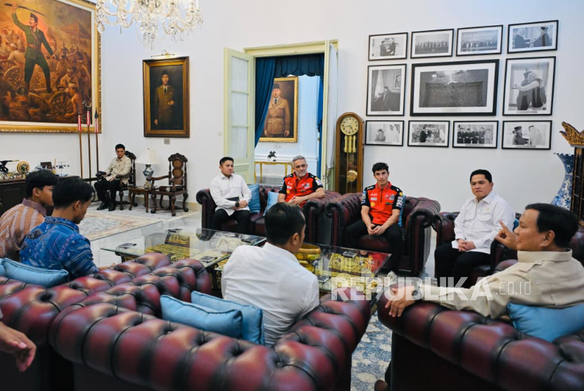 Presiden RI Jenderal (Purn) Prabowo Subianto menerima kunjungan juara dunia MotoGP Marc Marquez bersama dua pembalap muda Indonesia, Mario Aji dan Veda Ega Pratama, di Istana Merdeka, Jakarta Pusat, Selasa (30/9/2025).