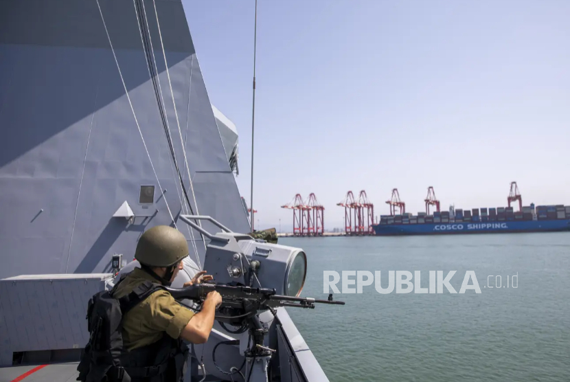 Tentara Angkatan Laut IDF berjaga-jaga di atas kapal di Laut Mediterania pada 2021.