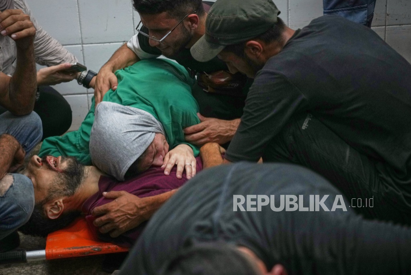 Warga Gaza berduka atas jenazah pria yang syahid akibat serangan Israel di toko pertukangan dan kafe saat di Deir al-Balah, di Jalur Gaza tengah, Selasa, 30 September 2025.