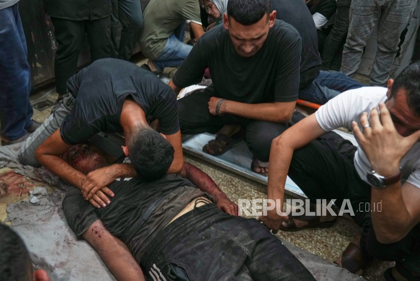 Warga Gaza berduka atas jenazah pria yang syahid akibat serangan Israel di toko pertukangan dan kafe saat di Deir al-Balah, di Jalur Gaza tengah, Selasa, 30 September 2025.