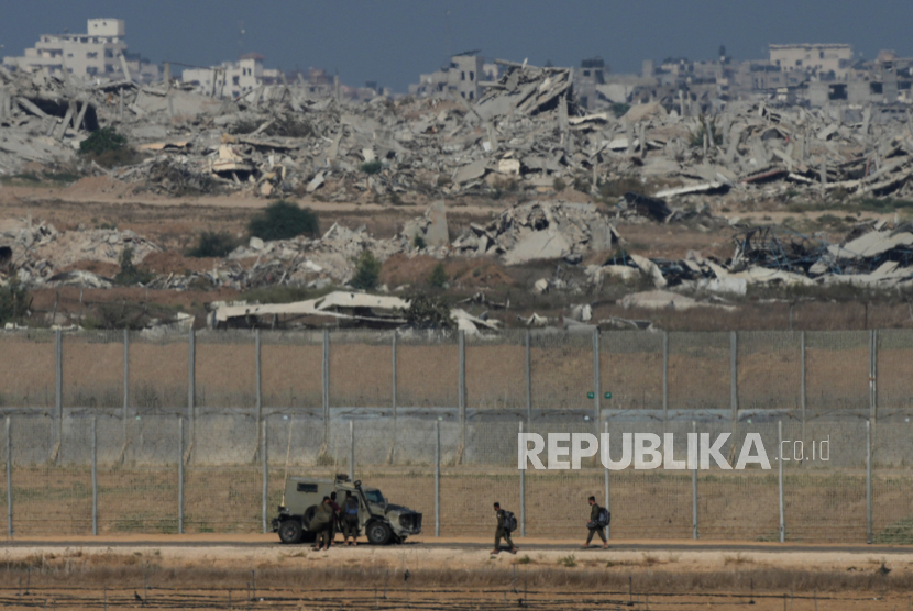 Pasukan Israel terlihat di dekat perbatasan Jalur Gaza di Israel selatan, Selasa, 30 September 2025.