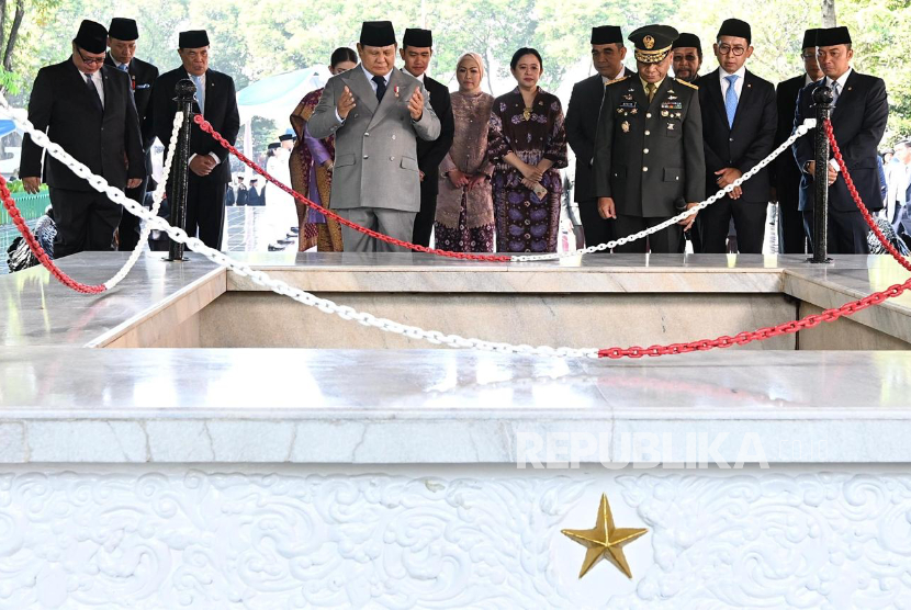 Presiden Prabowo Subianto berdoa di Monumen Pancasila Sakti, Lubang Buaya, Jakarta Timur, Rabu (1/10/2025).