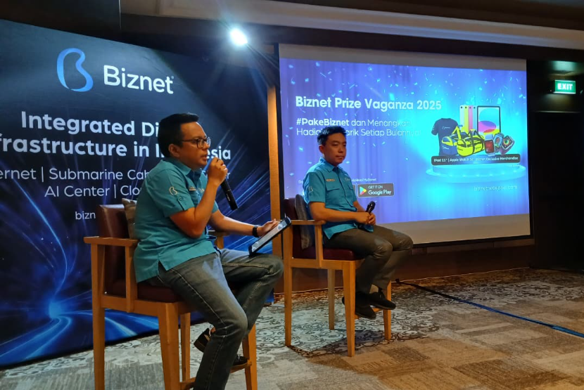 Senior Manager Marketing Biznet Biznet Adrianto Sulistyo (kiri) dan Vice President Marketing Biznet Hutomo Siswanto (kanan) saat konferensi pers 25 tahun Biznet di Ayana Midplaza, Jakarta, Rabu (1/10/2025). 