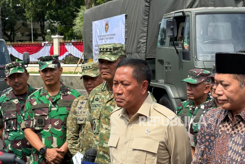 Wakil Menteri Pertahanan (Wamenhan) RI Donny Ermawan Taufanto menyerahkan 4,8 juta tablet ke 100 SPPG BGN di kantor Kemenhan, Jakarta Pusat, Rabu (1/10/2025).