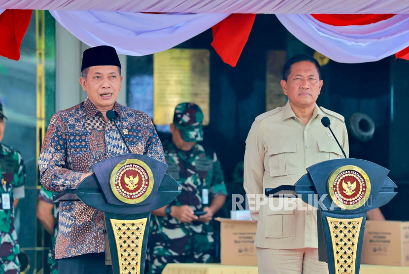 Menkop Ferry Juliantono (kiri) dan Wamenhan Donny Ermawan Taufanto dalam konferensi pers di kantor Kemenhan, Jakarta Pusat, Rabu (1/10/2025).