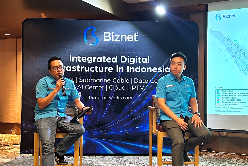 Senior Manager Marketing Biznet Biznet Adrianto Sulistyo (kiri) dan Vice President Marketing Biznet Hutomo Siswanto (kanan) saat konferensi pers 25 tahun Biznet di Ayana Midplaza, Jakarta, Rabu (1/10/2025). 