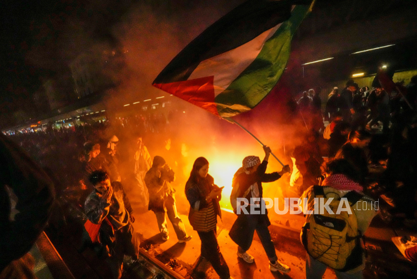 Demonstran pro-Palestina membanjiri jalur kereta api di stasiun kereta Cadorna Milan, Italia, Rabu malam, 1 Oktober 2025, setelah berita bahwa armada bantuan menuju Gaza dicegat oleh pasukan Israel. 