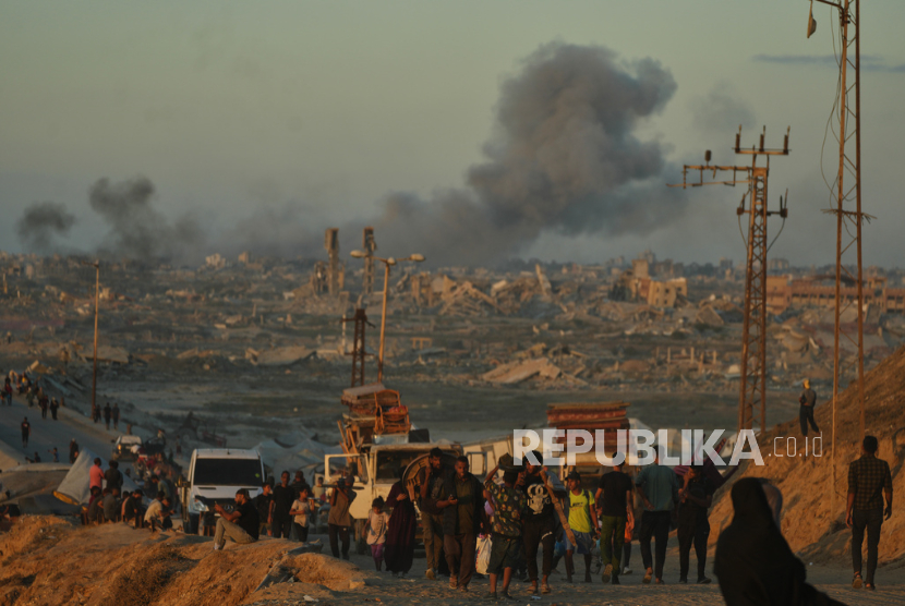 Asap mengepul menyusul serangan militer Israel di Kota Gaza, terlihat dari tengah Jalur Gaza, Rabu, 1 Oktober 2025.