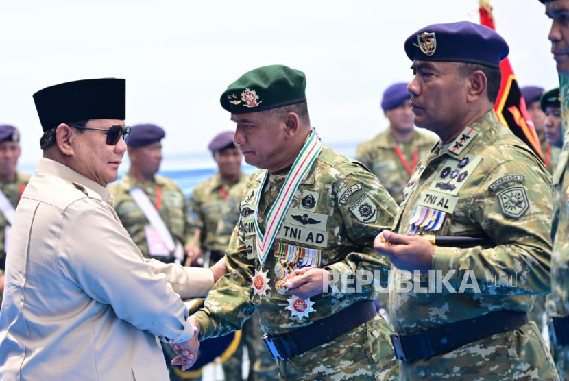Presiden RI Jenderal (Purn) Prabowo Subianto menganugerahkan Tanda Kehormatan Bintang Yudha Dharma Pratama kepada tiga perwira tinggi (pati) TNI tiga matra di KRI dr Radjiman Wedyodiningrat-992, Kamis (2/10/2025).