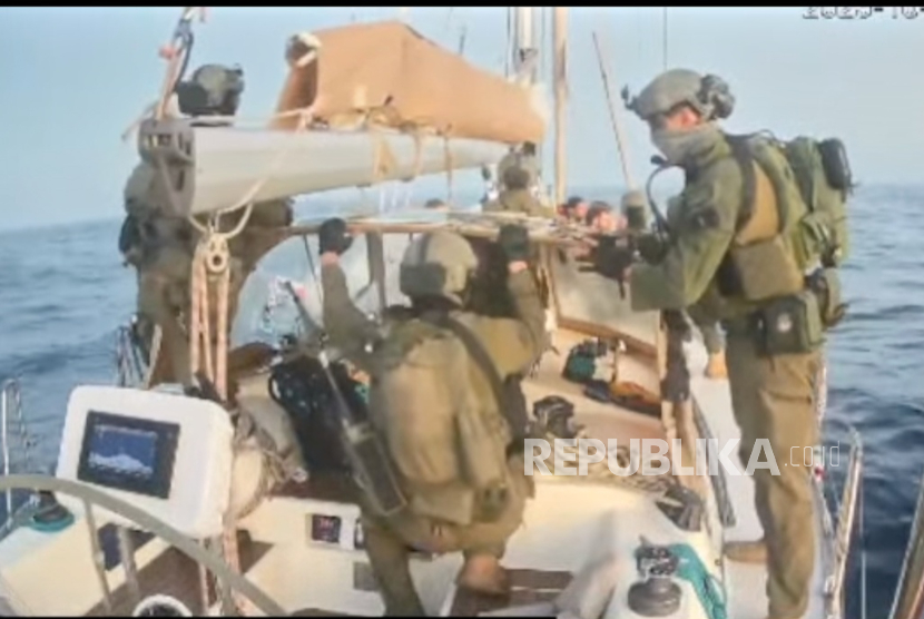 Gambar dari video yang dirilis oleh Global Sumud Flotilla menunjukkan tentara Angkatan Laut Israel menaiki salah satu kapal armada saat mendekati pantai Gaza, Kamis pagi, 2 Oktober 2025.