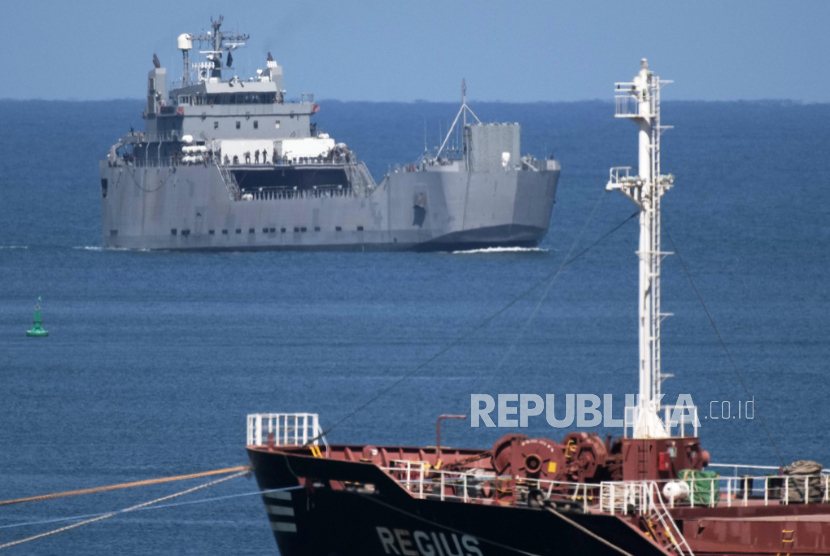 Kapal Angkatan Laut Israel berisi aktivis Armada Sumud yang diculik bergerak di laut Mediterania menuju pelabuhan Ashdod, Israel, Kamis, 2 Oktober 2025.
