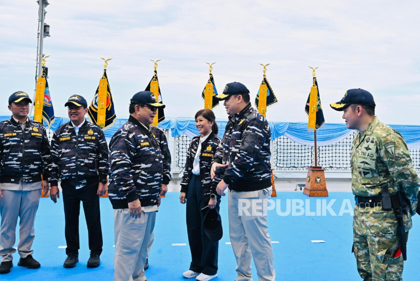 Presiden RI Jenderal (Purn) Prabowo Subianto dan Seskab Letkol Inf Teddy Indra Wijaya yang mengenakan PDL baru TNI di KRI dr Radjiman Wedyodiningrat-992, Teluk Jakarta, Kamis (2/10/2025).